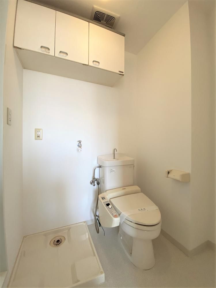 【トイレ】　上段収納付きの室内洗濯機置き場と温水洗浄便座付きトイレ