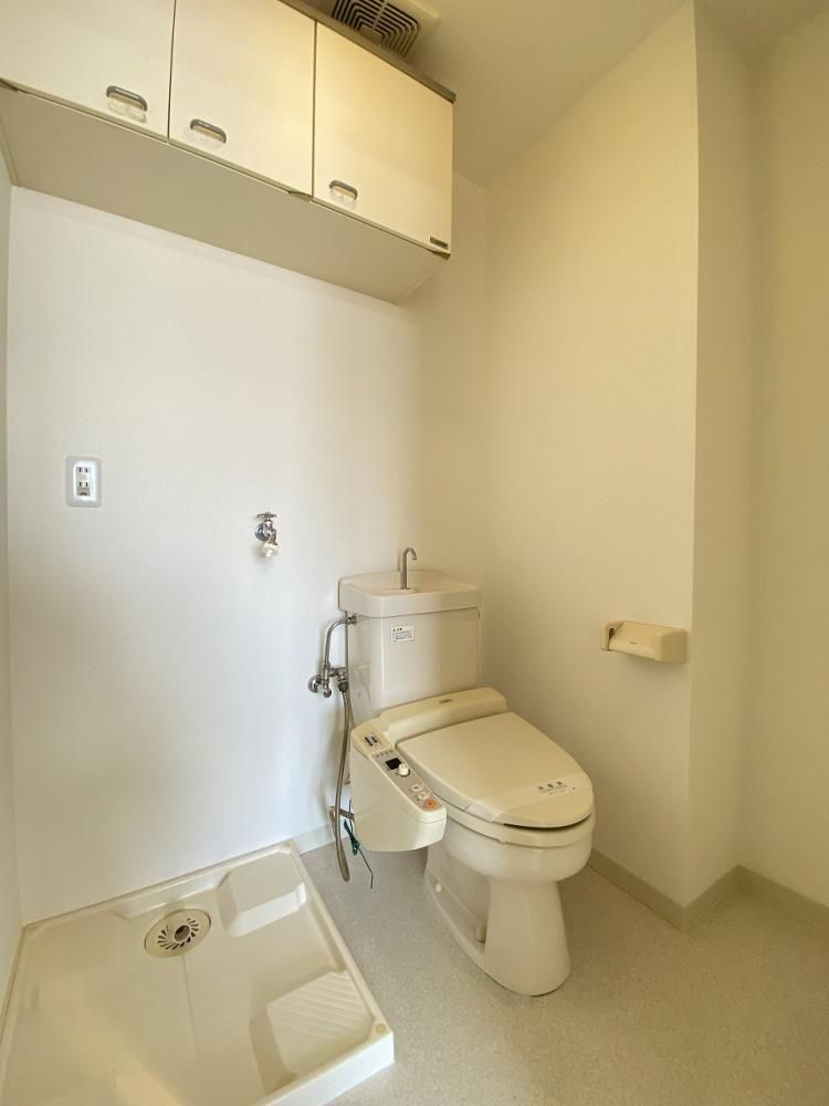 【トイレ】　トイレの横には室内洗濯機置き場があり上部には収納があり便利です
