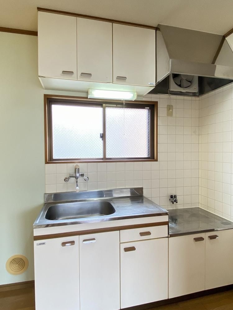 【キッチン】　ガスコンロ対応のキッチンスペースには窓があり、換気も良く明るいスペースです