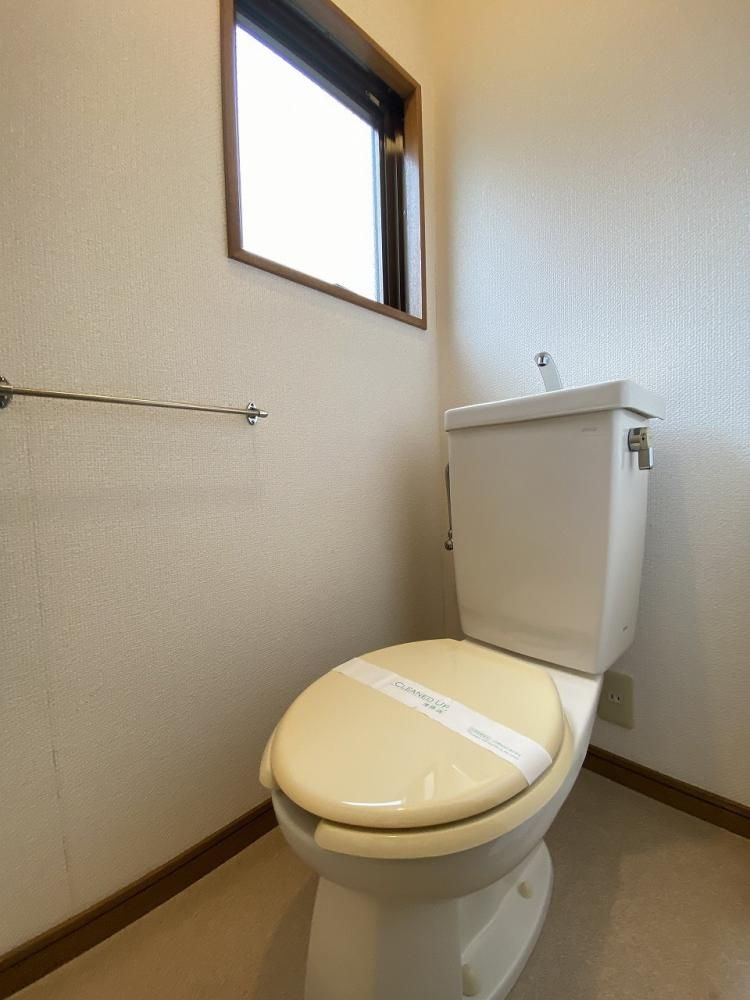 【トイレ】　トイレにも窓があり換気もバッチリ