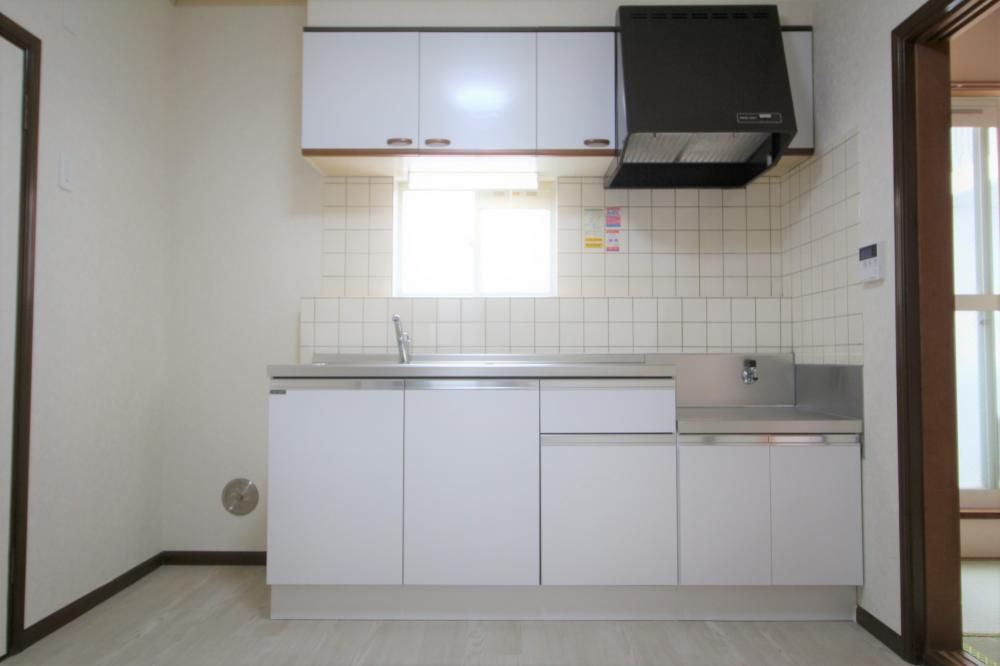 【キッチン】　白基調の清潔感のあるキッチン