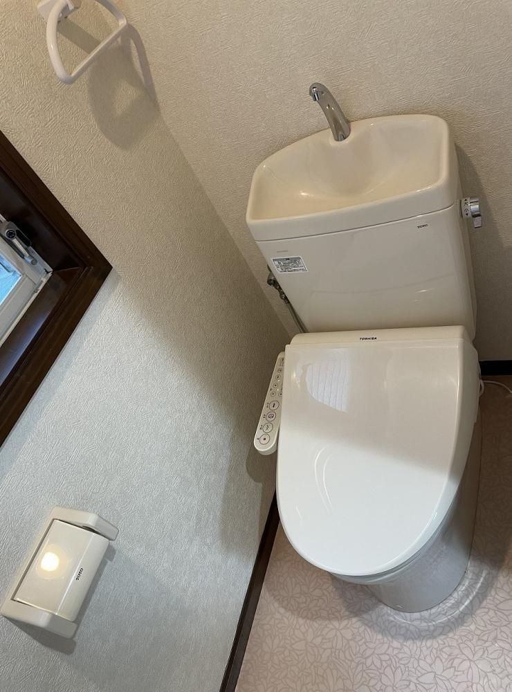 窓付きの明るいトイレ