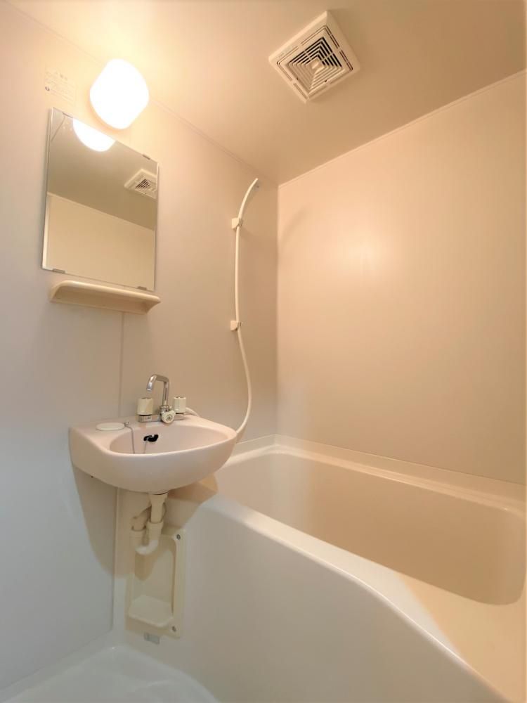 白一色の清潔感のある浴室
