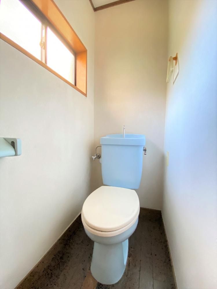 【トイレ】　玄関横にあるトイレは窓付きで換気もバッチリ