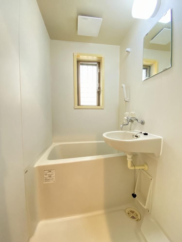 【バス】　白一色で清潔感のある窓付きの浴室