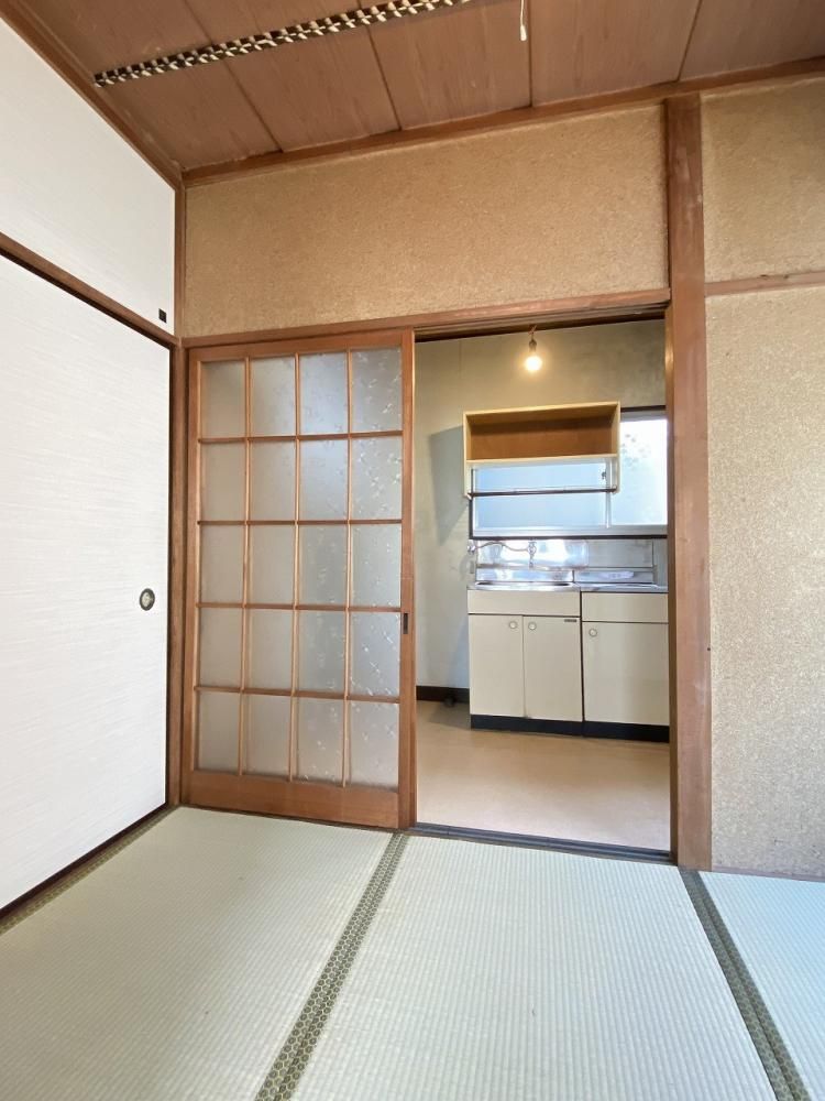 【その他部屋・スペース】　３帖の和室とキッチンはガラス戸の仕切りがあります