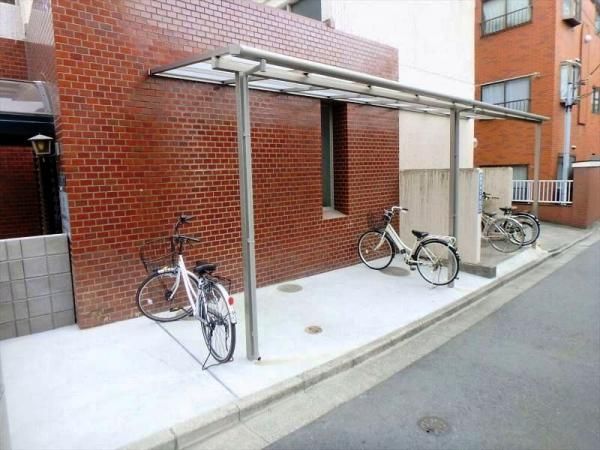 【建物外観】　屋根付きの駐輪スペースがあります