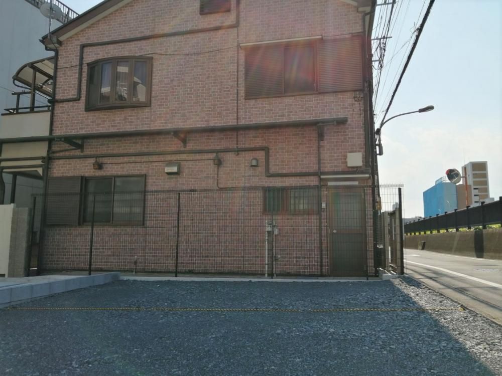 【建物外観】　小名木川沿いの道路から駐車します