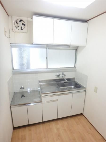 �y�L�b�`���z�@�K�X�R�����ݒu�̃L�b�`���B�L�b�`���X�y�[�X�ɂ͑������芷�C���ǂ��ł�