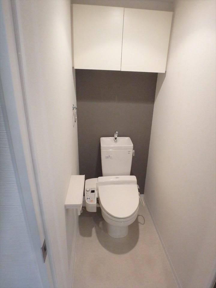 【トイレ】　トイレスペースには収納便利な戸棚付き