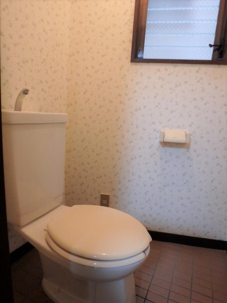 【トイレ】　窓付きで換気もバッチリなトイレ