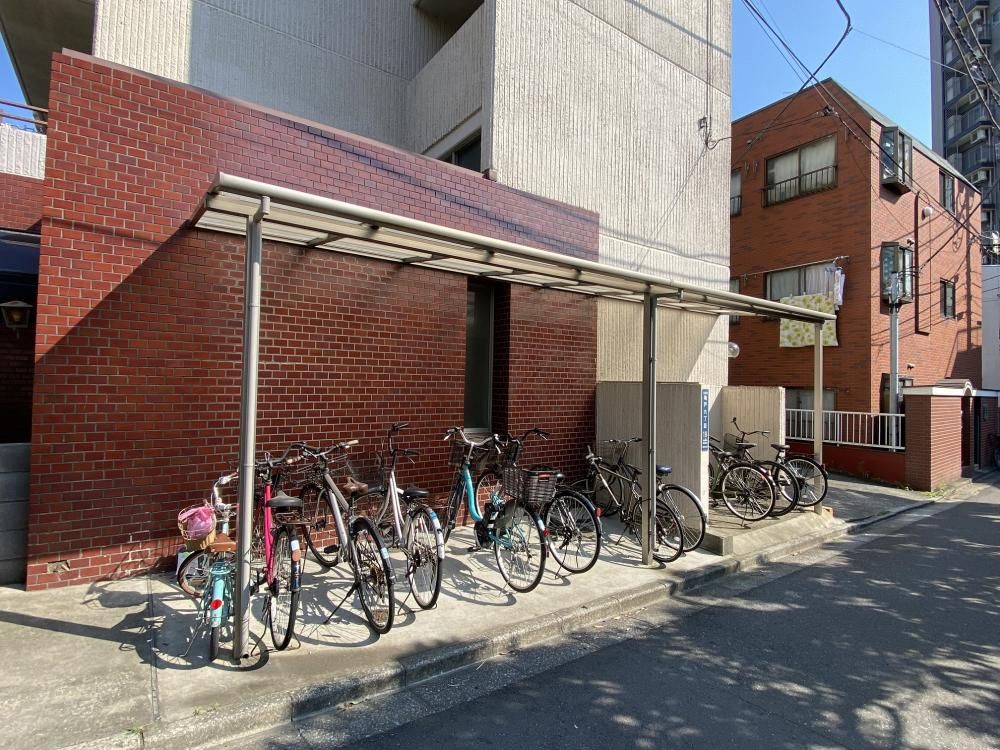 【建物外観】　屋根付きの駐輪スペース