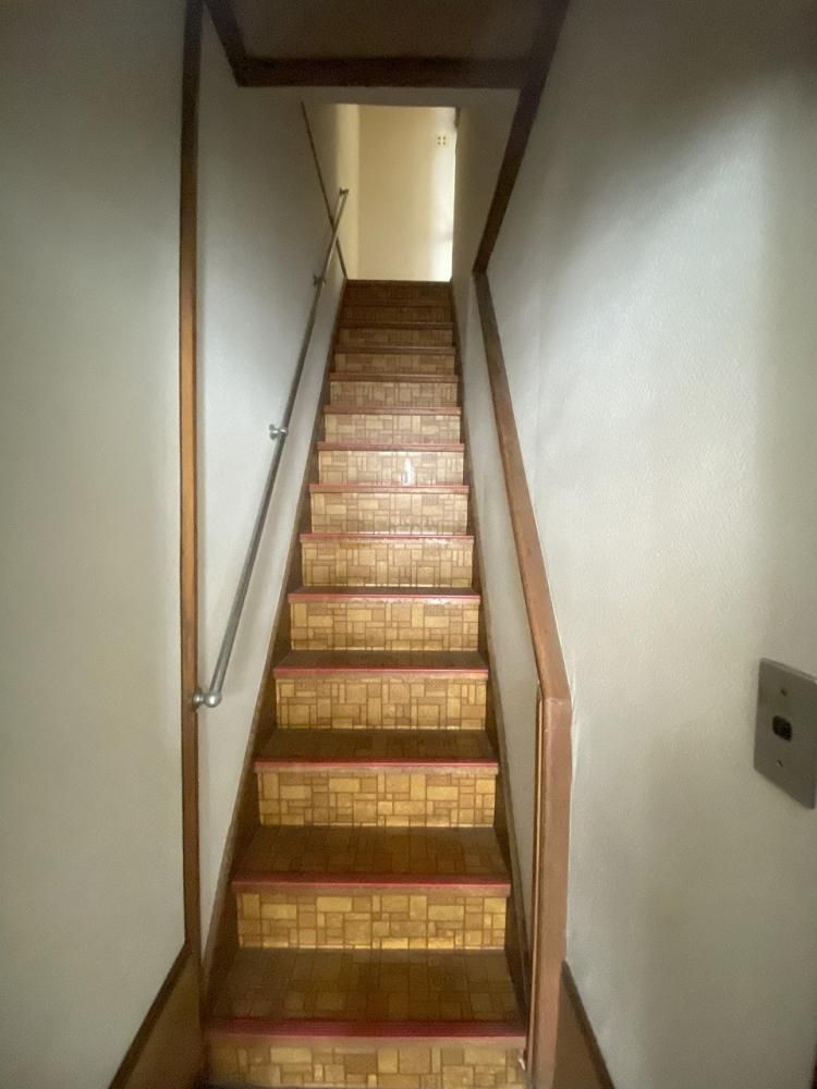 【その他】　２階へ上がる階段