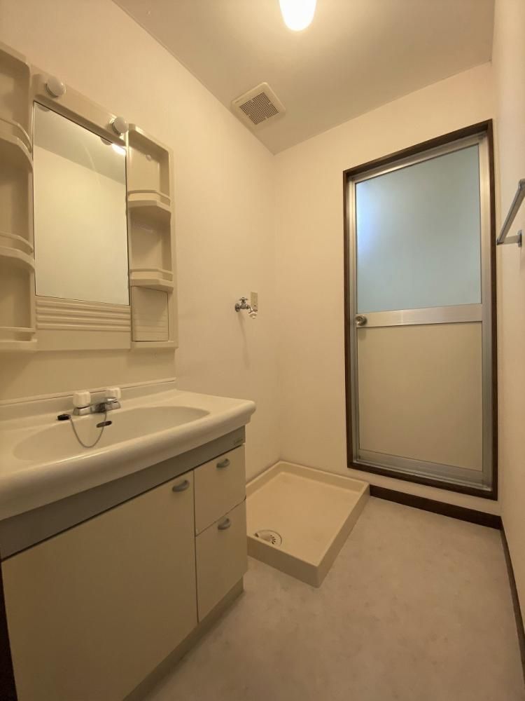 【洗面所】　独立洗面台と室内洗濯機置き場のある洗面所