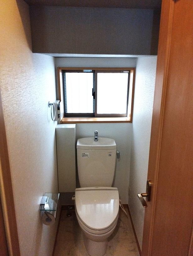 【トイレ】　窓があり換気もバッチリ