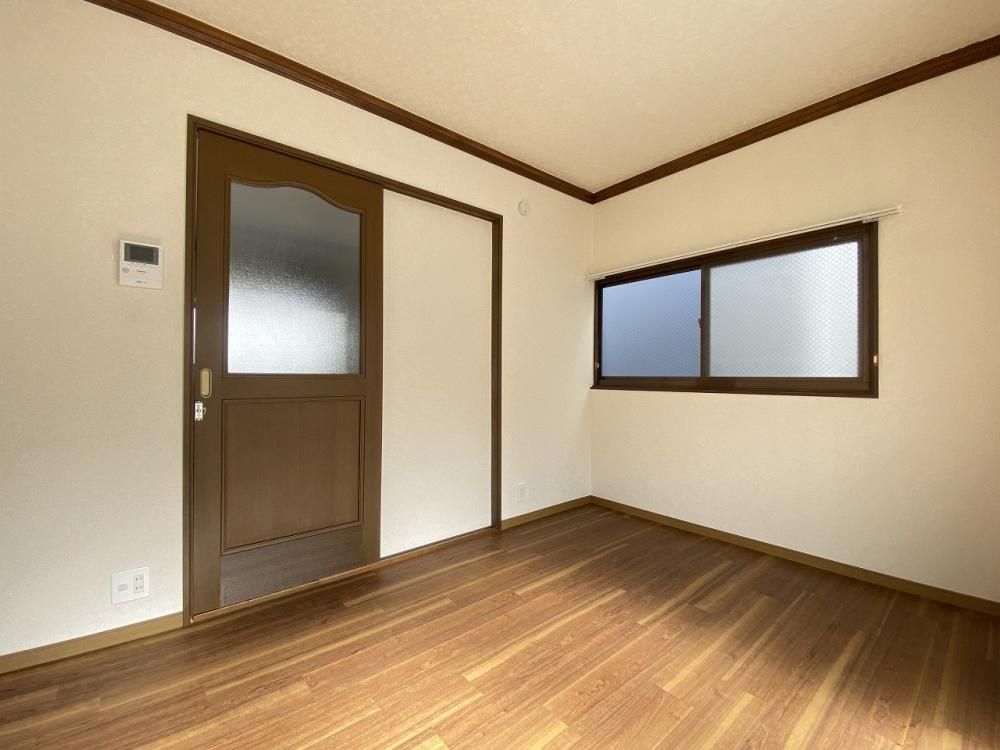 【居間・リビング】　６帖の洋室