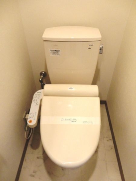 【トイレ】　温水洗浄便座で快適