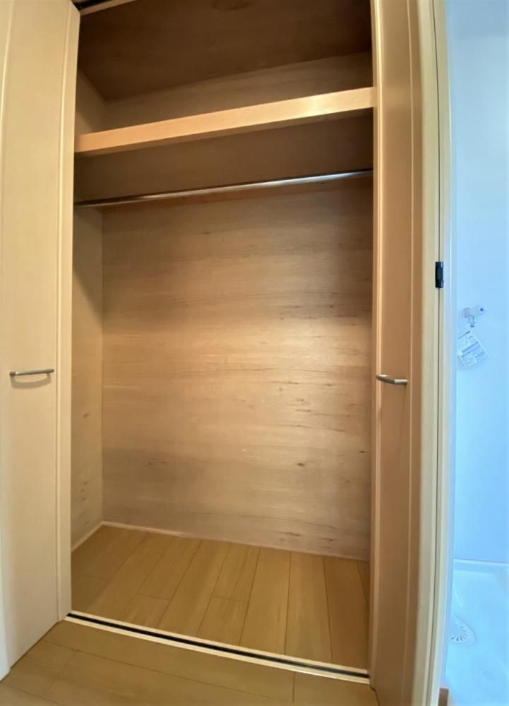 �y���[�z�@�w�̍����N���[�[�b�g�͏�̒��������O�R�[�g�����[�o���܂�