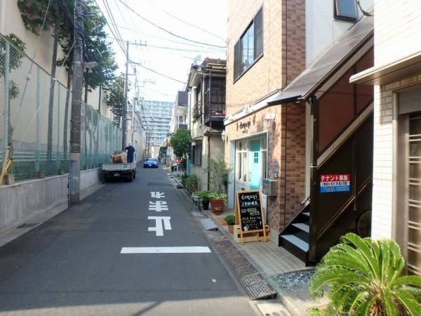 【建物外観】　店舗事務所前の道路