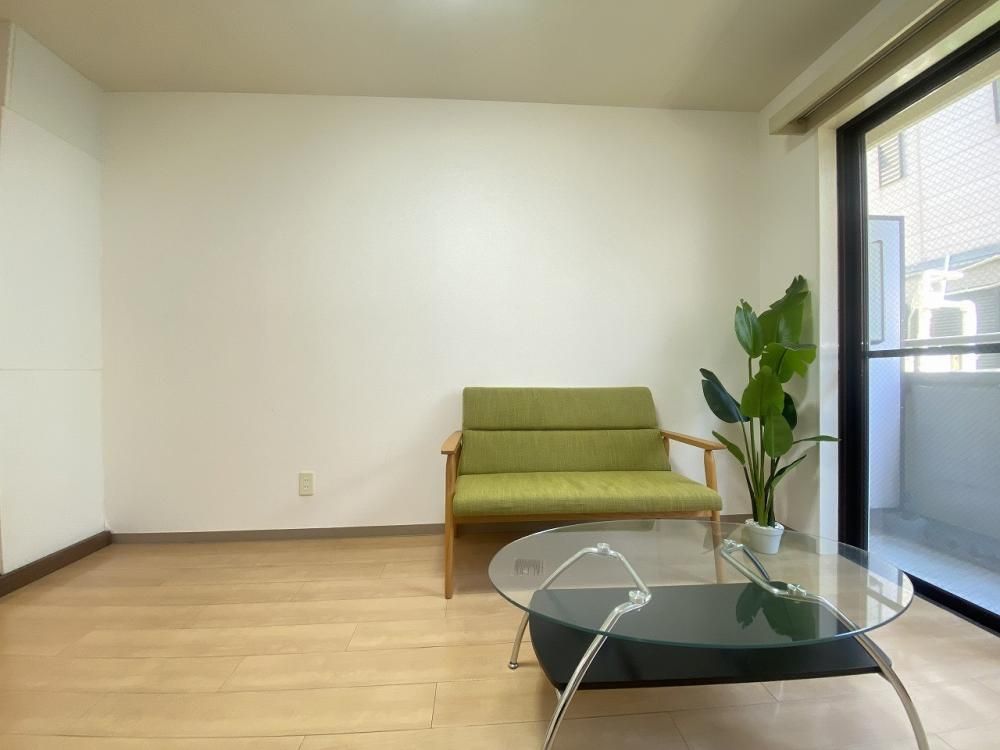 【居室・リビング】　長方形の室内は、家具の配置もしやすくインテリアも思いのまま！(家具等小物は撮影用ですm(_ _)m)