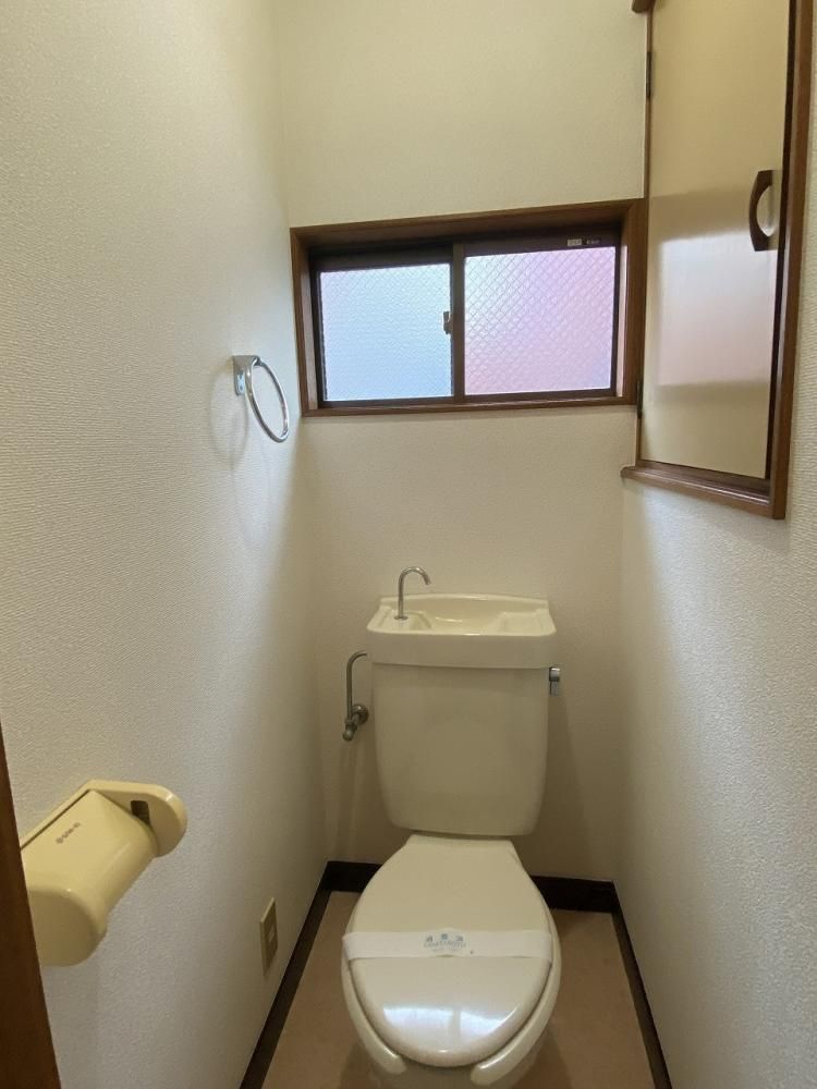 【トイレ】　窓があり明るいトイレ
