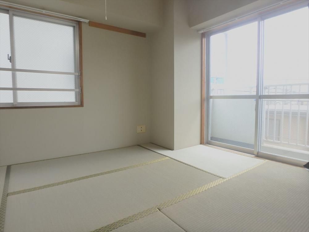 【その他部屋・スペース】　和室も二面採光で明るいです