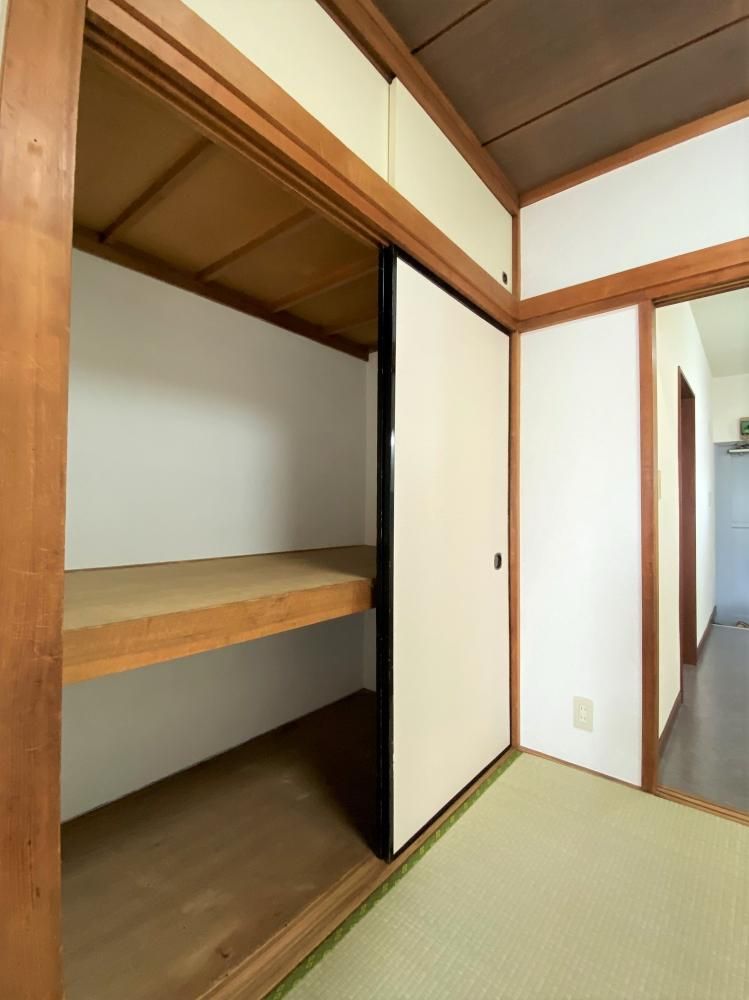 【その他部屋・スペース】　４帖半和室には天袋付きの押し入れ付き
