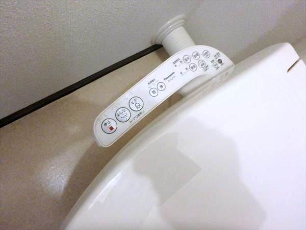 【トイレ】　温水洗浄便座で快適