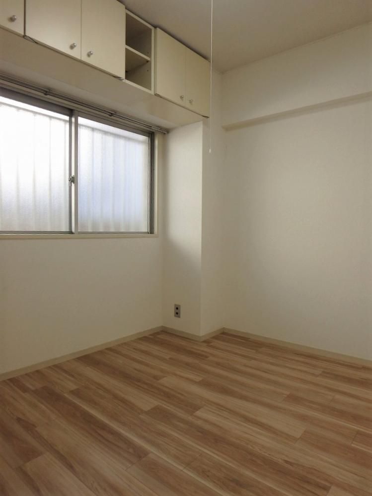 【その他部屋・スペース】　玄関横の4.5帖の洋室
