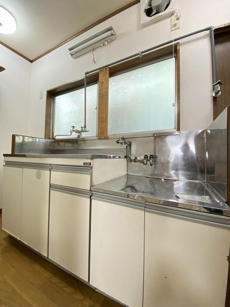 【キッチン】　ガスコンロ設置可能で窓があり明るく換気もバッチリ