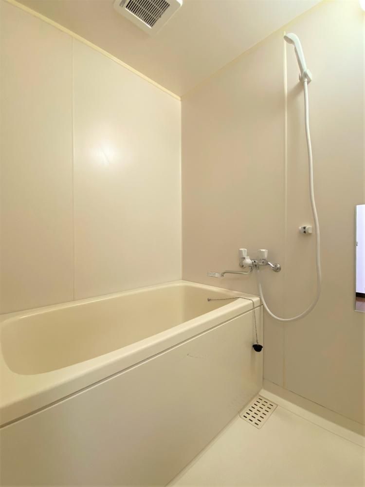 【バス】　白一色で清潔感のある浴室