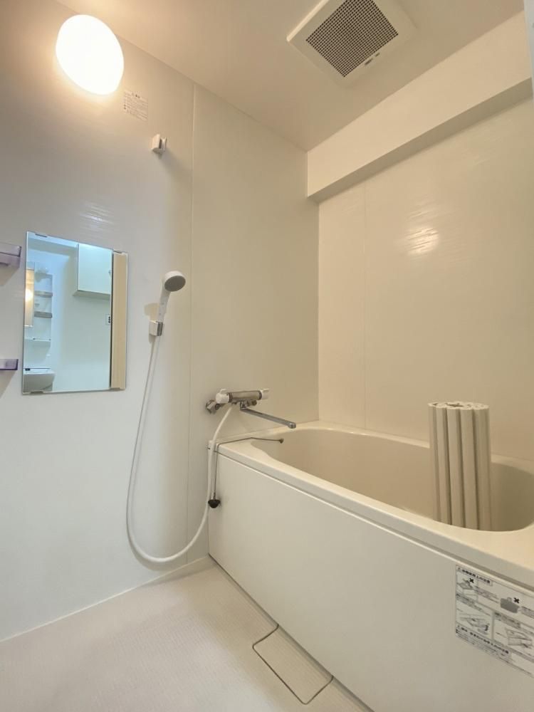 【バス】　白基調で清潔感のある浴室